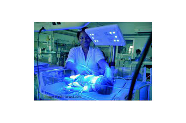 کسب موفقیت در درمان نوزاد با دستگاه فتوتراپی نوزاد